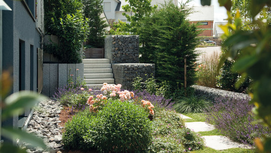 Der schöne Vorgarten von Haus Hofmann bleibt dank eines automatischem Bewässerungssystems den ganzen Sommer saftig und grün. (Foto: BAUMEISTER-HAUS) 